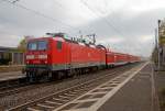   Die 143 568-4 (91 80 6143 568-4 D-DB) der DB Regio AG, ex DR 243 568-3, fährt am 31.10.2015 mit drei DoSto´s, als RB 27  Rhein-Erft-Bahn  Koblenz Hbf - Köln Hbf, in den Bahnhof