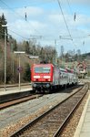 RB 17215 hat mit 143 055-2 Einfahrt in Titisee, die Besonderheit ist, das hinter der 143er ein n-Wagen eingereiht ist (26.03.2016)