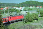 Oberdachstetten, Blick nach Osten über 143 866 vor dem DB-Umspannwerk am 18.5.05.