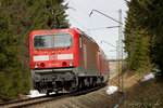 143 972 schiebt am 31.03.2016 ihre Regionalbahn zwischen den dunklen Tannen des Schwarzwalds hindurch Richtung Altglashütten.