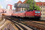 Die 143 193-1 schiebt den RB 18927 von Nauen nach Berlin Ostbahnhof, hier am 05.05.2016 bei der Ausfahrt in Berlin Alexanderplatz.