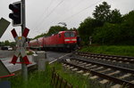 143 925 schiebt eine Rb27 am Fretag 20.5.2016 beim BÜ Kölner Straße.