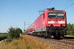 Am 10.07.2015 bespannte die Freiburger 143 042-0 die HVZ-Verstärker RB (Freiburg (Brsg) Hbf - Neuenburg (Baden)), als sie bei Hügelheim in Kürze in ihren vorletzten Zwischenhalt in