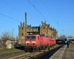 Am 29.12.2016 fuhr 143 327-5 mit der kalten 152 159-0 am Haken durch Minden Richtung Bielefeld.
