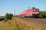 Nachschuss am 10.07.2015 auf dei Freiburger 143 042-0, welche die HVZ-Verstärcker RB (Neuenburg (Baden) Freiburg (Brsg) Hbf) bei Hügelheim in Richtung Norden schob.