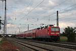Nachschuss auf die Freiburger 143 308-5, als sie am 18.08.2015 ihre HVZ-Verstärker RB (Neuenburg (Baden) - Freiburg (Brsg) Hbf) aus Müllheim (Baden) gen Buggingen schiebte.