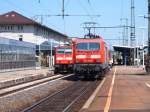 146 222-5 auf Gleis 1 und 143 965-2 auf Gleis 2 des Aalener Bahnhofs.