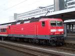 Br 143 813 von Wolfsburg nach Braunschweig im Braunschweiger Hbf (25.7.2007)