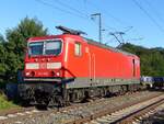 143 009 aus DB Mietpool mit kurzem Güterzug bei Salzbergen, 05.09.2023