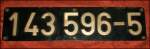 Ein Relikt aus fast  vergangenen Zeiten , als die Lokschilder der E-Loks noch Schilder waren. Heute ziert nur noch Lack/Klebefolie die Loks. Ein Original-Lokschild der DB 143 596-5 (vor Ihrem Umbau zum 01.01.1992 als DR 243 596-4 am 10.05.1990 in Dienst gestellt). Das mal eine 2 und 4 das Schild zierte ist sehr gut zu sehen. Vielleicht hat ja jemand ein Foto im Archiv, wo man einen Eindruck bekommt wie 143 596-5 bzw. 243 596-4 mit diesem massiven Schild aussah. Die 143 596-5 ist heute der BD Dsseldorf unterstellt.