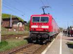 Die 143 227-7 mit RB33322 im Bahnhof Sassnitz.Aufgenommen am 14.05.05
