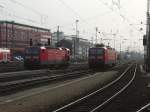 Zwei BR 143 am 05.04.09 in Frankfurt am Main Hbf. Es steigt ein Lokfhrer aus einer der beiden Loks. 