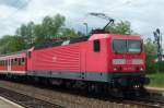 143 275-6 schiebt mit wenig Minuten Versptung um 13:19 Uhr die Regionalbahn von Kronach nach Treuchtlingen ein.