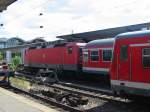 143-313 schob am 5.7.2005 eine RB hier in Mainz Hbf, recht im Bild die 420-374.