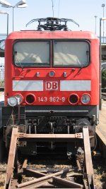 Die BR 143 962-9 abgestellt auf einem Auengleis in Regensburg Hauptbahnhof am 24.08.2009.