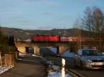 Eine 143 berquert mit der RB 37630 am 22.01.11 in Halach die B89 Richtung Stockheim.