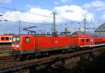 143 925-6 hat den Hbf Kln velassen und schiebt einen Nahverkehrszug ber die Hohenzollernbrck am 14.08.2010.