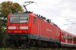 Die 143 030 mit Sbahn-Rhein-Ruhr Logos schiebt am 29.9.12 eine S6 nach Essen Hbf durch Essen-Kettwig.