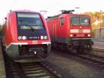 BR 641 032-8 Regionalbahn nach Smmerda, sowie BR 143 816-7 vor Regionalbahn nach Saalfeld, aufgenommen am Samstag den 23.10.2004 um 8:15 Uhr im Bahnhof Groheringen.