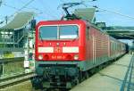 143 861 mit RE 24262 (Hannover–Celle) am 10.04.2000 in Hannover Karl-Wiechert-Allee