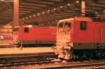 143 526 (vorn) und 143 126 (hinten) stehen mit vereisten  Gesichtern  am Abend des 26.01.07 im Chemnitzer Hbf.