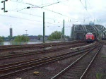 BR143 574 mit beiden Stromabnehmern am Fahrdraht! Der Lokfhrer wechselte gerade seinen Arbeitsplatz vom Steuerwagen zur 143, wobei er seine Lok auf die Weiterfahrt vorbereitete.