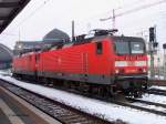 143 639-3 und 112 135-9 warten vor Dresden-Hbf auf neuen Einsatz (18.02.03)  