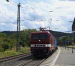 E-LOK 243 864-6 AUF DER DILL-SIEG-STRECKE IN HAIGER  Mit langem Containerzug am 3.8.2020  auf Durchfahrt im Bahnhof HAIGER/HESSEN....
