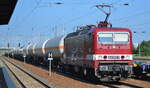 DeltaRail GmbH, Frankfurt (Oder) mit  243 972-7   [Name:  Emma ] [NVR-Nummer: 91 80 6143 972-8 D-DELTA] und Ganzzug Druckgaskesselwagen am 02.09.21 Durchfahrt Bf. Flughafen BER-Terminal 5.