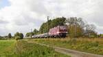 DeltaRail 243 650 (143 650, ex DB) mit Autotransportzug in Richtung Löhne (bei Melle, 15.10.2021)