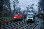 143 848-0 und abellio S7 in Wuppertal, Januar 2022.