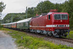 Der jährliche Sonderzug Cottbus Hbf - Ostseebad Binz, des Lausitzer Dampflok Clubs mit der 243 005 (143 005) Traditionsgemeinschaft BW Halle P. Aufgenommen am 23.07.2022 bei der Ausfahrt aus dem Bahnhof von Lietzow.