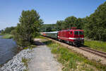 Entlang des kleinen Jasmunder Boddens, zog die 243 005 am 15.07.2023 ihren Sonderzug Cottbus - Ostseebad Binz, aus dem Bahnhof von Lietzow heraus.
