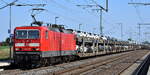 Netzwerkbahn Sachsen mit der DB Mietpool Lok  143 012 , Name:  Marie-Luise  (NVR:  91 80 6143 012-3 D-DB ) und einem PKW-Transportzug am 27.09.23 Durchfahrt Bahnhof Rodleben.