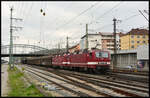 Reichsbahn-Feeling: Die beiden Delta Rail 243 931 & 179 sind am 22.11.2023 mit einem Habis-Ganzzug auf dem Weg nach Nürnberg Hafen, als sie in Würzburg fotografiert werden.