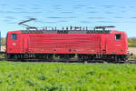 143 963 DR an der Fotostelle bei Roßlau am 22.4.26. 