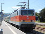 Die 143 175 im historischen S-Bahn-Farbkleid mit SDZ(Leipzig-Warnem�nde)am 11.07.2026 in Warnem�nde.