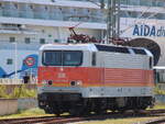 Im historischen S-Bahn-Farbkleid zeigte sich 143 175 am 11.07.2026 in Warnem�nde.