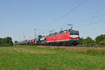 Zusammen mit der Schwesterlok 143 567 schleppte 143 812 der Triangula am 25.06.26 einen Schwenkdachwagenzug durch Gr�fenhainichen Richtung Wittenberg.