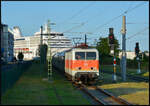 HanseSail 2026: Als letzter Sonderzug des Tages verabschiedete sich am Abend des 08.08.2026 Intertourex 143 175-8 mit dem DZ 28546 Warnem�nde - Leipzig hier in Warnem�nde Werft von der K�ste.