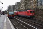 143 193-1 trifft am 11.3.2017 mit dem RE3 (RE3308) von Berlin Hauptbahnhof (tief) nach Stralsund Hauptbahnhof im S-Bahnhof Berlin Prenzlauer Allee auf 481 323-4 als S41 Ring ↻.