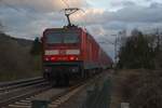 Am Sonntagabend schiebt die 143 263 einen RB 27 nach Koblenz Hbf, auch wenn der Zielanzeiger den Zug als S-Bahn kennzeichnet.