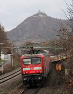 An Heiligabend 2016 schiebt 143 925 ihren RB 27 (Koblenz Hbf - Köln Hbf) aus dem Bahnhof Bad Honnef dem Drachenfels entgegen.