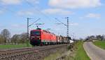 DB Regio 143 137 und 143 319, beide vermietet an DB Cargo, mit gemischtem Güterzug in Richtung Osnabrück (Bohmte-Stirpe, 03.04.17).