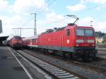 Im Aalener Bahnhof standen am 06.05.07 die Regionalbahn nach Stuttgart mit einer Br.143 auf Gleis 2, sowie der Sonder-Fahrradzug auf Gleis 1 mit einer Br.218