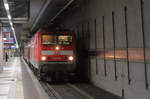 143 828 mit einem Zug der Linie S 2 im Bahnhof Dresden Flughafen.
Aufgenommen am 26. Juli 2016.