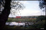 243267 ist hier mit dem E 415 bei KM 2,15 nahe Greifswald am 4.10.1991 um 14.08 Uhr nach Stralsund unterwegs.