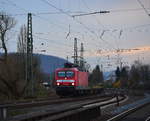 Im Licht der untergehenden Sonne kam am 25.11.17 die 143 120-4 mit dem China Express durch Minden gefahren.