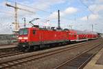 143 009 schiebt am 2.7.2017 die RB27 (RB12577)  Rhein-Erft-Bahn  von Köln Hauptbahnhof nach Koblenz Hauptbahnhof in den Bahnhof Köln Messe/Deutz.