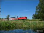 RE17187 Leipzig - Cottbus passiert die Brcke ber die Schwarze Elster bei Uebigau, 21.05.07. Fr eine Spiegelung in diesem Teich, geht die Strecke leider viel zu weit entfernt daran vorbei.